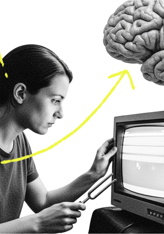 Schwarz-Weiß-Collage: Person am Monitor, Gehirn und gelbe Marker-Pfeile – Mensch und Maschine auf Augenhöhe
